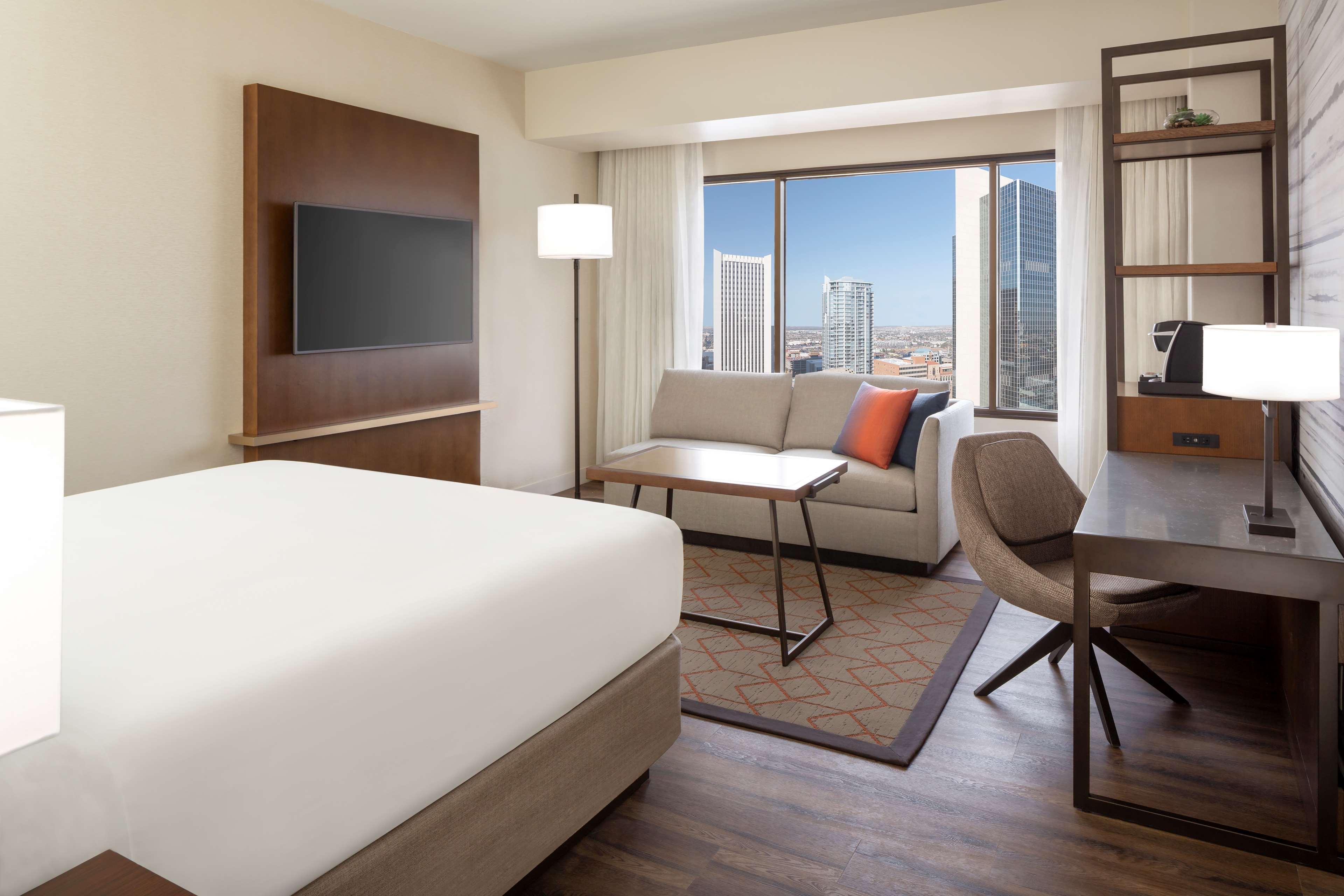 Hyatt Regency Phoenix Downtown - No Destination Fees Exterior photo