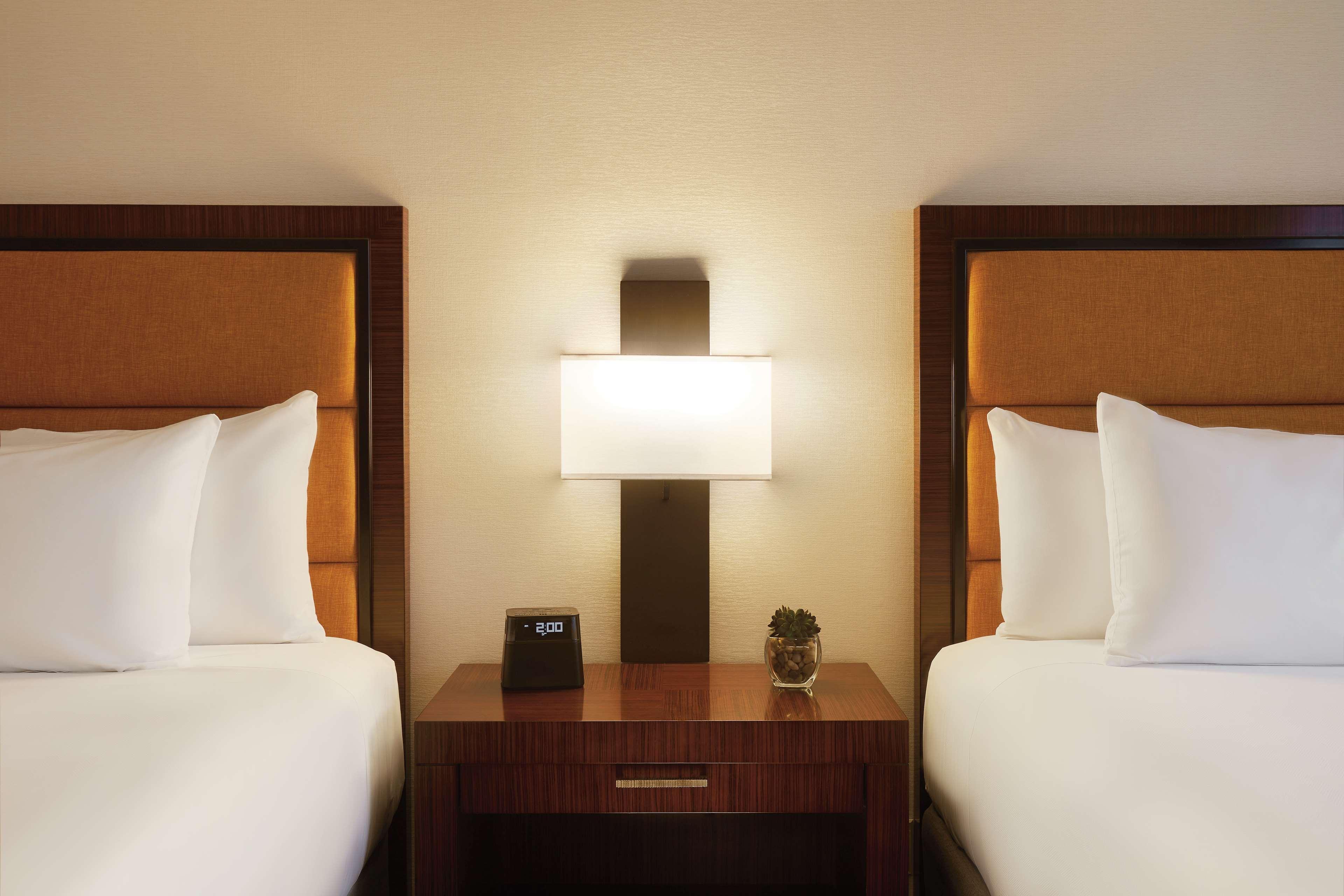 Hyatt Regency Phoenix Downtown - No Destination Fees Exterior photo