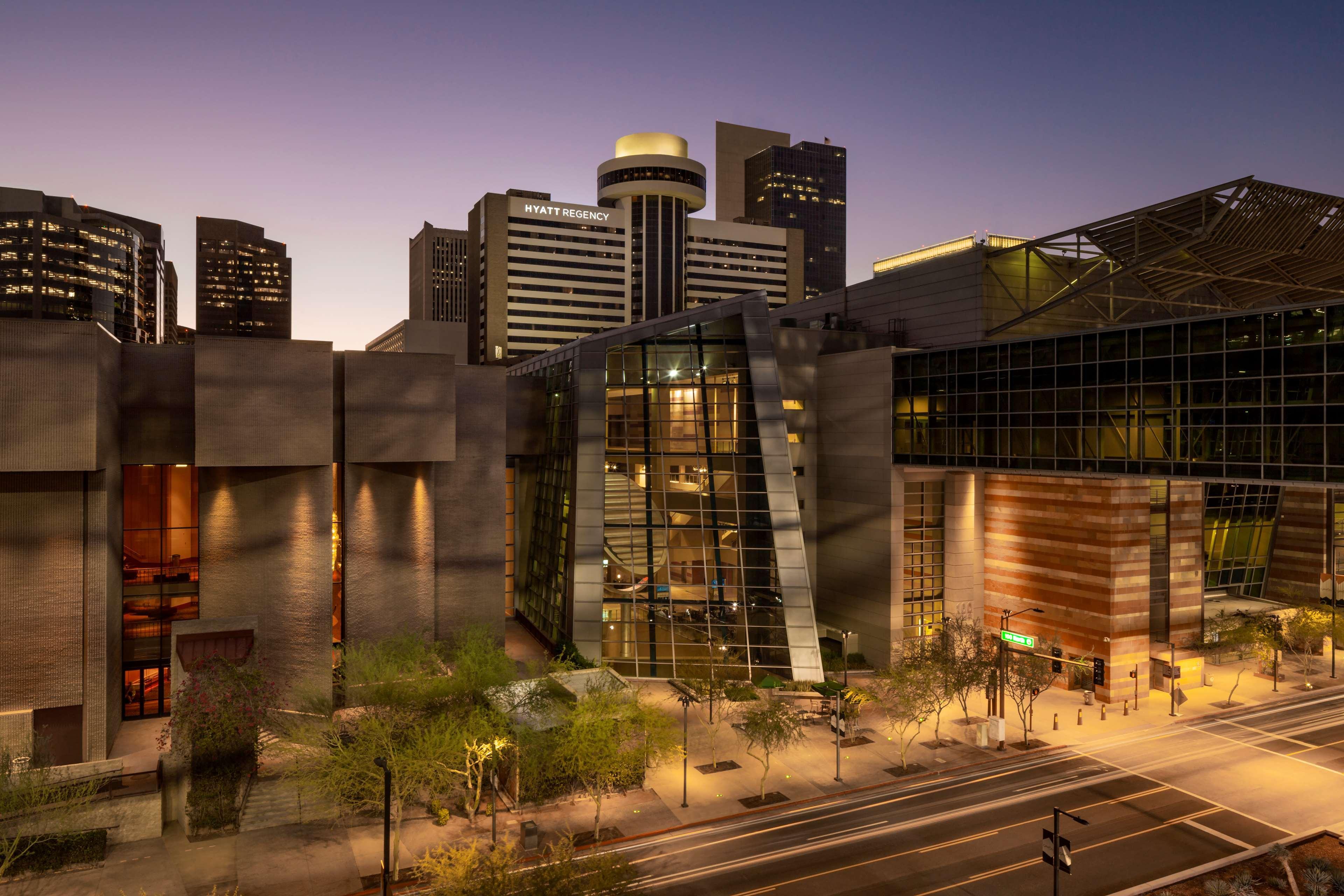 Hyatt Regency Phoenix Downtown - No Destination Fees Exterior photo