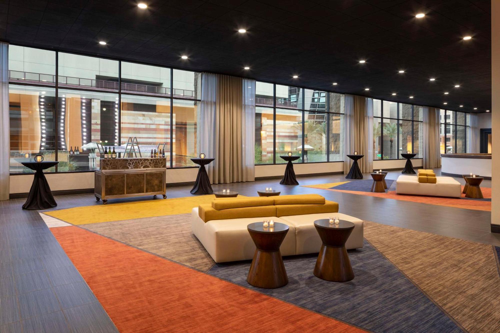 Hyatt Regency Phoenix Downtown - No Destination Fees Exterior photo